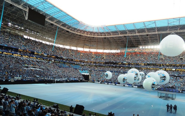 Torcedores aguardam o início da festa da inauguração (Foto: Lucas Rizzatti/Globoesporte.com)