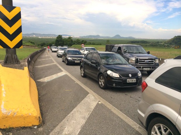 Motoristas foram assaltados na Rodovia Padre Manoel da Nóbrega (Foto: Solange Freitas/ TV Tribuna)