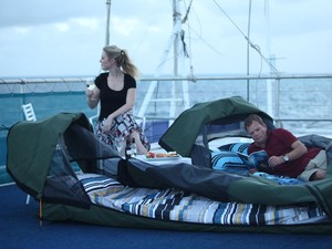 Hóspedes dormem em barracas no barco (Foto: Divulgação/Tourism Australia)