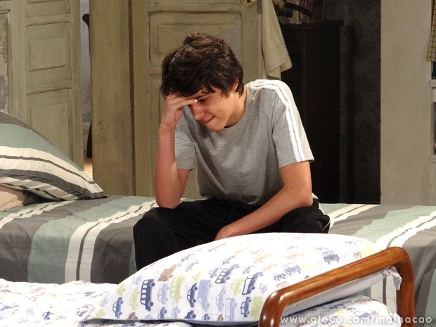 Loser! Vitor fica bolado com o atitude de Clara