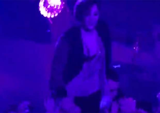 Demi Lovato tentou fazer o 'crowd surfing' (Foto: reprodução)