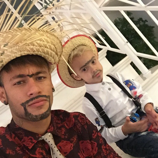 Caracterizado De Caipira Neymar Posta Clique Ao Lado Do Filho