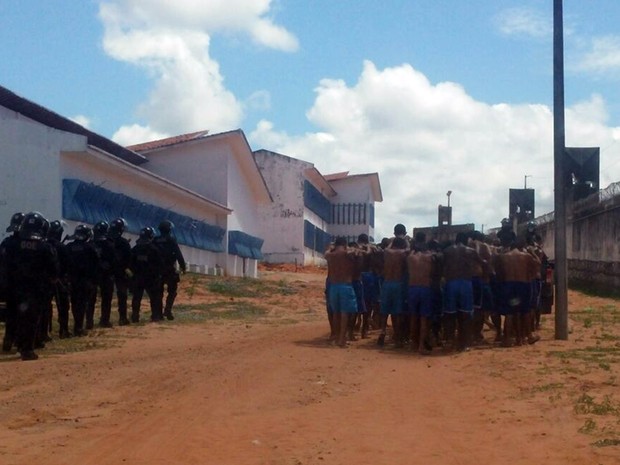 Presos foram retirados do pavilhão após a descoberta de um túnel (Foto: Divulgação/ Sejuc)