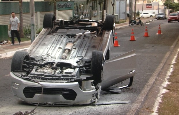 Carra capotou após impacto e parou a 50 metros de distância em Goiânia, Goiás (Foto: Reprodução/TV Anhanguera)