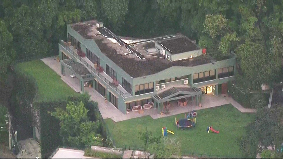 Polícia Federal entra na casa do empresário, na Zona Sul do Rio de Janeiro (Foto: Reprodução / Tv Globo)