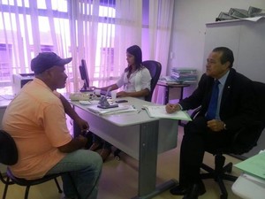Promotor ouve mototaxista que denuncia fata de atedimento em unidade de saúde (Foto: Divulgação/Assessoria) Promotor ouve mototaxista que denuncia fata de atedimento em unidade de saúde (Foto: Divulgação/Assessoria)
