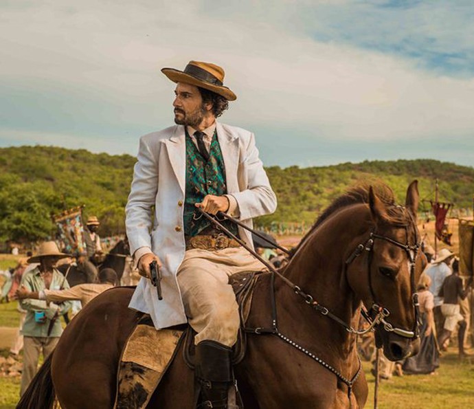 Afrânio fica revoltado ao ver a filha na procissão (Foto: Caiuá Franco/ Globo)