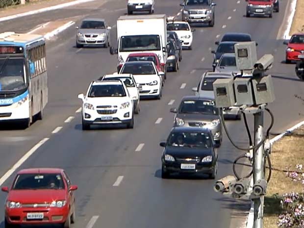 Radar na EPNB que registrou uma em cada cinco multas aplicadas pelo DER em todo o DF entre janeiro e maio (Foto: TV Globo/Reprodução) Radar na EPNB que registrou uma em cada cinco multas aplicadas pelo DER em todo o DF entre janeiro e maio (Foto: TV Globo/Reprodução)