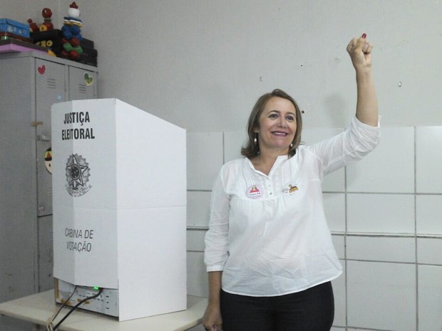 Candidata à Prefeitura de Natal, Rosália Fernandes (PSTU) votou na escola Dom Marcolino Dantas, no bairro do Alecrim