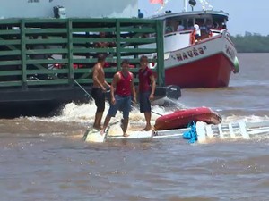 Populares ajudam no resgate das vítimas (Foto: Reprodução/TV Amapá)