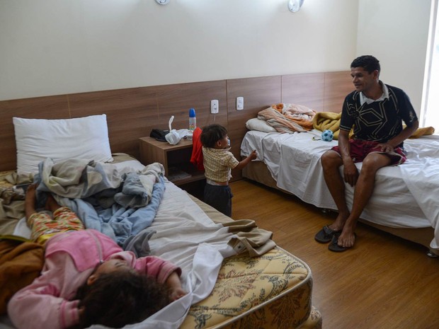 Valdemar Vicente, morador do Paranoá, cuida de dois filhos em um quarto do hotel St. Peter invadido por integrantes do Movimento Resistência Popular, em Brasília. Centenas de pessoas invadiram o prédio desocupado e exigem o pagamento de auxílio-aluguel (Foto: Elza Fiúza/Agência Brasil) Valdemar Vicente, morador do Paranoá, cuida de dois filhos em um quarto do hotel St. Peter invadido por integrantes do Movimento Resistência Popular, em Brasília. Centenas de pessoas invadiram o prédio desocupado e exigem o pagamento de auxílio-aluguel (Foto: Elza Fiúza/Agência Brasil)
