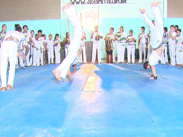 Trabalho voluntário dá aulas de capoeira para crianças e adolescentes há 10 anos em Araras (Foto: Reginaldo dos Santos/EPTV)