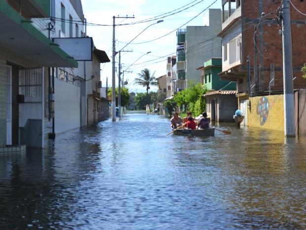 Meio de transporte mais seguro no bairro é o barco (Foto: Juliana Borges/ G1 ES)