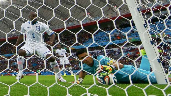 Luis Lopez goleiro de Honduras tenta defender gol jogo França (Foto: Reuters)