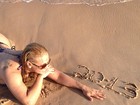 Carla Perez comemora o novo ano deitada na areia: 'Feliz'