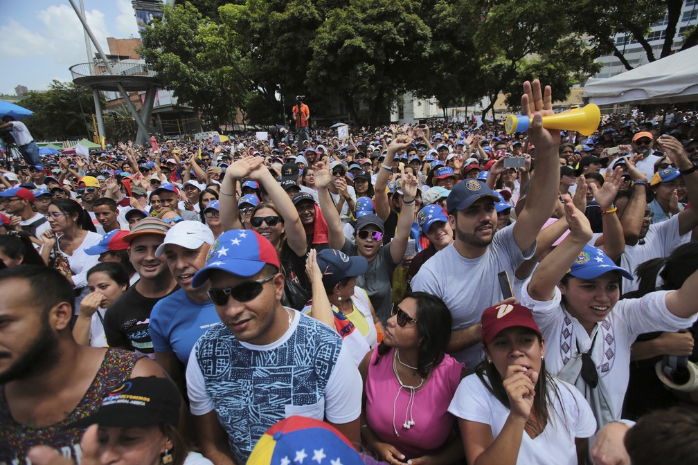 Oposição venezuelana faz manifestação nos 10 anos do fechamento da emissora RCTV em Caracas (Foto: Fernando Llano/AP)