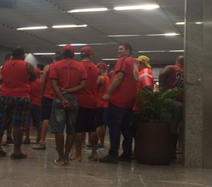 Torcedores do Flamengo aguardam o desembarque da equipe para protestar (Foto: Chandy Teixeira)