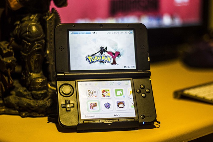 O 3DS tem duas telas, uma touch e outra 3D  (Foto: Reprodução/Débora Magri)