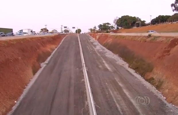 Viaduto da GO-080 está com obras paralisadas em Goiânia, Goiás (Foto: Reprodução/TV Anhanguera)