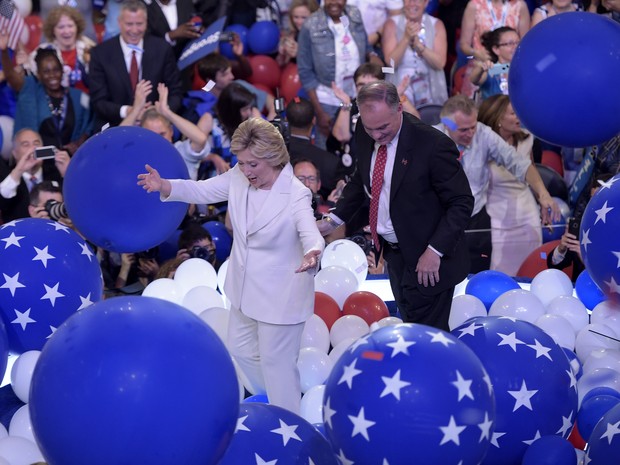 Hillary Clinton e Tim Kaine comemoram no palco da Convenção Democrata após o discurso da candidata (Foto: Brendan Smialowski / AFP)