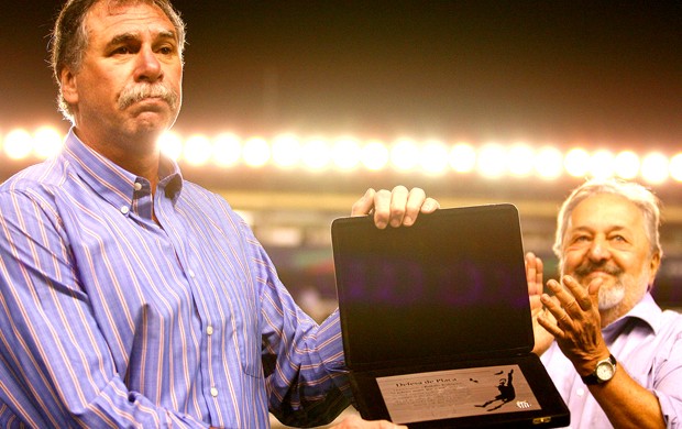 Rodolfo Rodriguez, ex-goleiro Santos recebe placa (Foto: AE)