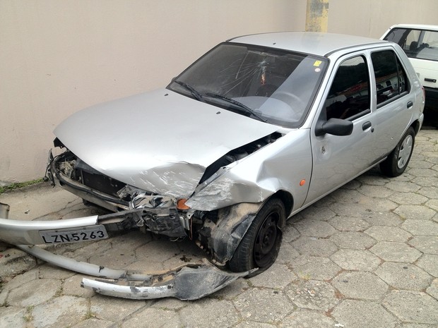 Carro foi atingido por disparos e capotou (Foto: João Salgado/RBS TV)