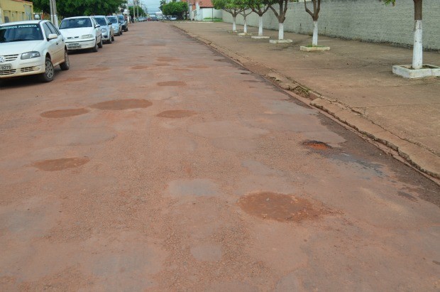 Buracos na Rua Antônio Deodato Durce foram tapados com argila e cascalho  (Foto: Magda Oliveira/G1)