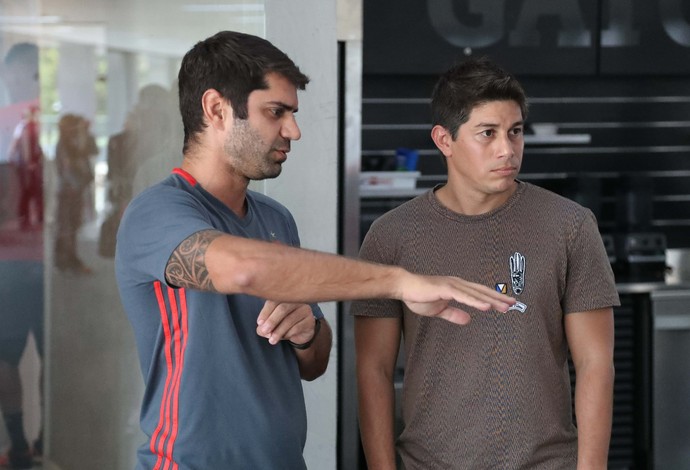Conca conhecendo o CT com o Doutor Márcio Tannure (Foto: Gilvan de Souza/Flamengo)