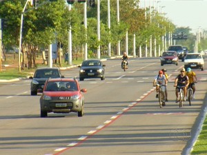 Motoristas desrespeitam ciclofaixa em Palmas (Foto: Reprodução/TV Anhanguera)