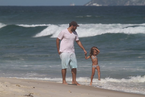 Thiago Lacerda com a filha (Foto: Dilson Silva / Agnews)