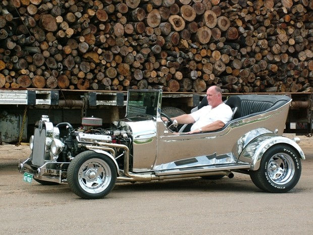 Hermes Bacon construiu o carro utilizando apenas aço inox (Foto: Álbum pessoal/Divulgação)