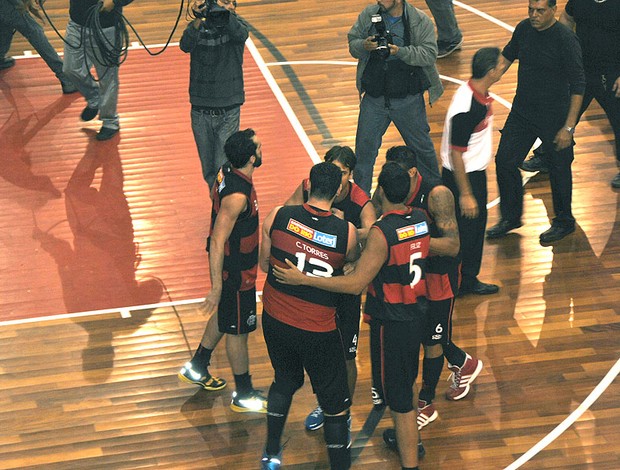 basquete confusão São José x Flamengo (Foto: João Gabriel Rodrigues)