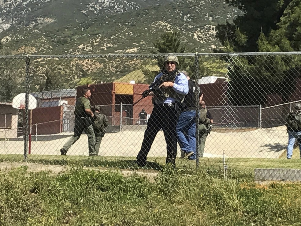 Serviços de emergência respondem a tiroteio em escola de San Bernardino, nos EUA (Foto: Rick Sforza/Los Angeles Daily News via AP)
