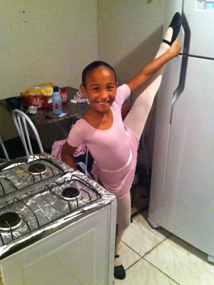 O fogão serve como barra para que Beatriz treine os passos do balé em casa (Foto: Lívia Machado/G1)