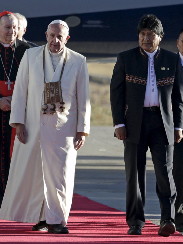 Papa chega à Bolívia encontro com Evo Morales (Foto: Reuters)