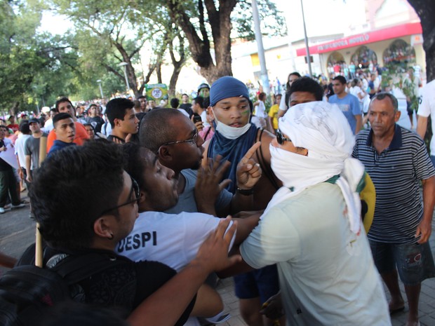 Um pequeno tumulto se formou quando alguns manifestantes levantaram uma bandeira do PSTU (Foto: Ellyo Teixeira/G1)
