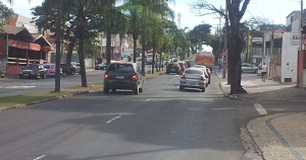 G Motociclista Se Distrai Bate Atr S De Carro E Garupa Se Fere Em