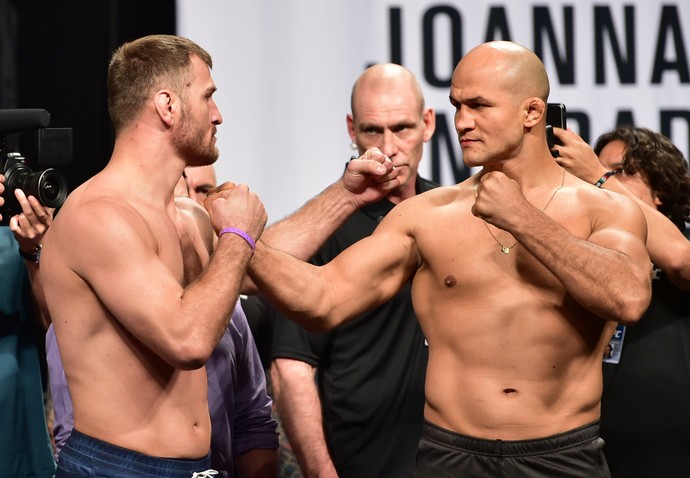 Stipe Miocic, Junior Cigano, UFC 211, pesagem, encarada (Foto: Jason Silva) Stipe Miocic, Junior Cigano, UFC 211, pesagem, encarada (Foto: Jason Silva)