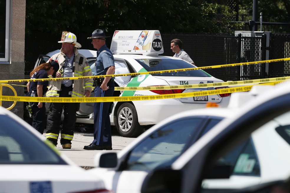 Policiais isolam área em que taxi atropelou pedestres nesta segunda-feira (3) em Boston, nos EUA (Foto: AP Photo/Michael Dwyer)