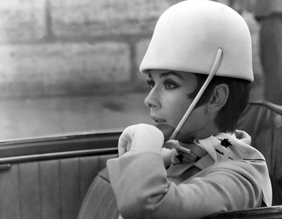 Audrey Hepburn, com chapéu Courrèges   