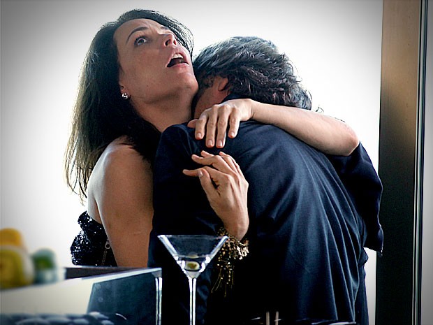 Alexia não resiste a Cadinho (Foto: Avenida Brasil / TV Globo) Alexia não resiste a Cadinho (Foto: Avenida Brasil / TV Globo)