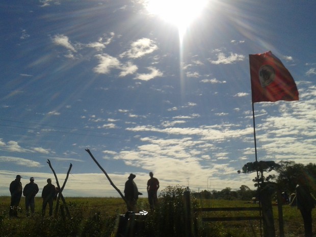 Grupo do MST invadiu propriedade rural em Passo Fundo, RS (Foto: Francieli Alonso/RBS TV)