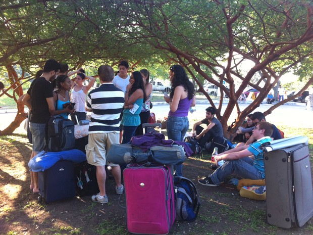 Grupo ficou sem saber para onde ir, depois de encontrar o camping lotado (Foto: Carolina Lauriano/G1)