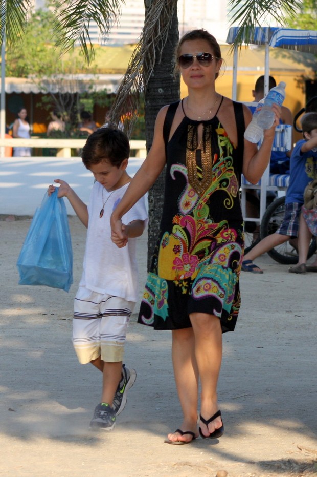 Adriana Esteves com o filho na Lagoa Rodrigo de Freitas, RJ (Foto: JC Pereira/Foto Rio News)