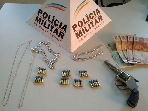 Quatro correntes, R$ 220 e uma arma foram achados em meio a roupas em Boa Esperança (Foto: Polícia Militar) Quatro correntes, R$ 220 e uma arma foram achados em meio a roupas em Boa Esperança (Foto: Polícia Militar)