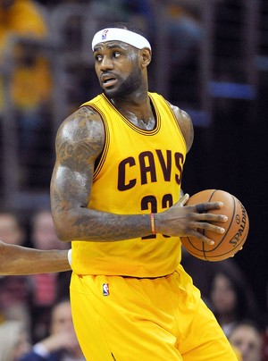 LeBron James com o Kevin Durant, Cavaliers x Oklahoma (Foto: Reuters)