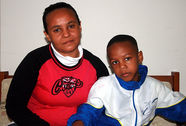 Zena e seu filho mais velho, Abel, estão há quase um ano no Brasil. "Me sinto presa", diz (Foto: Graziela Salomão)