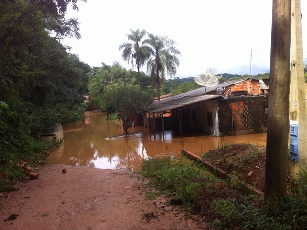 Moradores ficam ilhados após córrego transbordar em Itu (Foto: Moisés Soares/TV TEM)