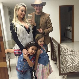 Ex-BBB Leticia Santiago com o marido, Miguel Corrêa Junior, a enteada, Milla, e a filha Julia (Foto: Instagram/ Reprodução)