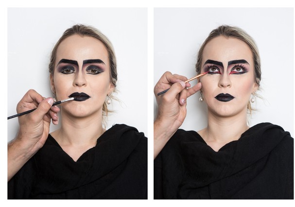 Pra maior fixação, use um pouco de sombra opaca na boca após o batom (Foto: Larissa Felsen)